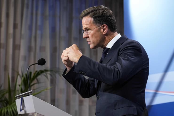 מרק רוטה ראש ממשלת הולנד מודיעה על התפרקות הקואליציה
