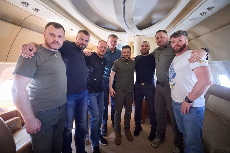 נשיא אוקראינה וולודימיר זלנסקי עם מפקדים מ מריופול שחזרו הביתה