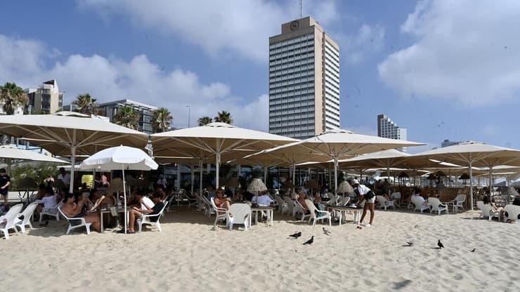 חוף הים בתל אביב (צילום: נדב אבס) מסעדה בחוף הים, תל אביב