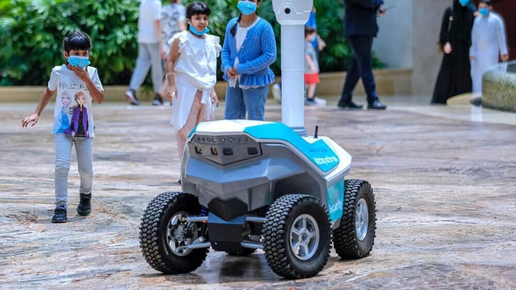 רובוט אוטונומי של Team 1st שמשמש גם לפיקוח על קהל וגם לשמירה ומעקב