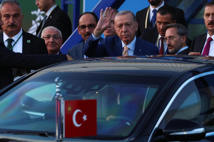 נשיא טורקיה רג'פ טאיפ ארדואן אחרי פגישתו עם ראש ממשלת שבדיה קריסטרסון ועם מזכ"ל נאט"ו פסגת נאט"ו ב וילנה ליטא