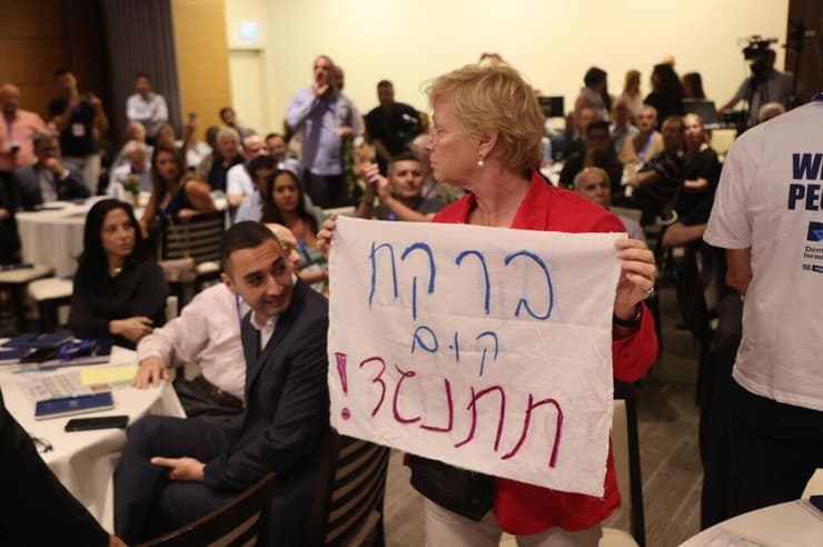 מפגינים צועקים "בושה" לניר ברקת, בועידה הכלכלית השנתית בבורסה בתל אביב