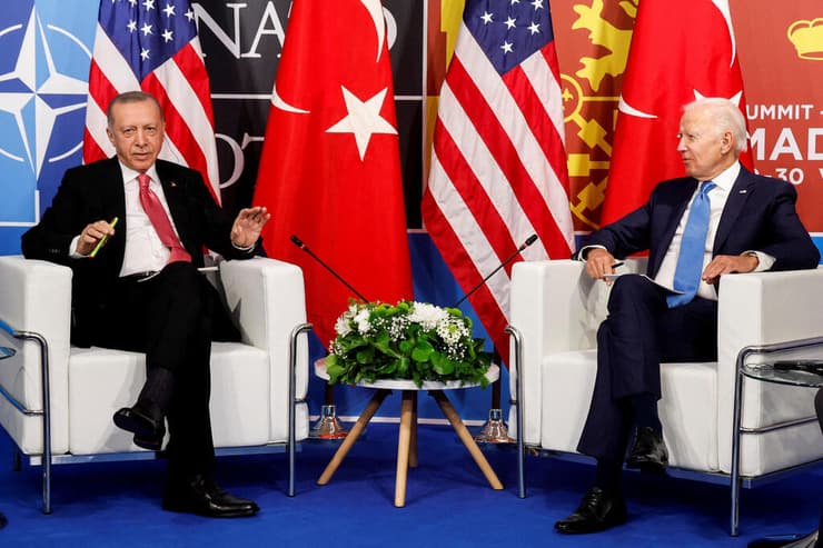 נשיא טורקיה רג'פ טאיפ ארדואן ו נשיא ארה"ב ג'ו ביידן ב פסגת נאט"ו ב מדריד 2022