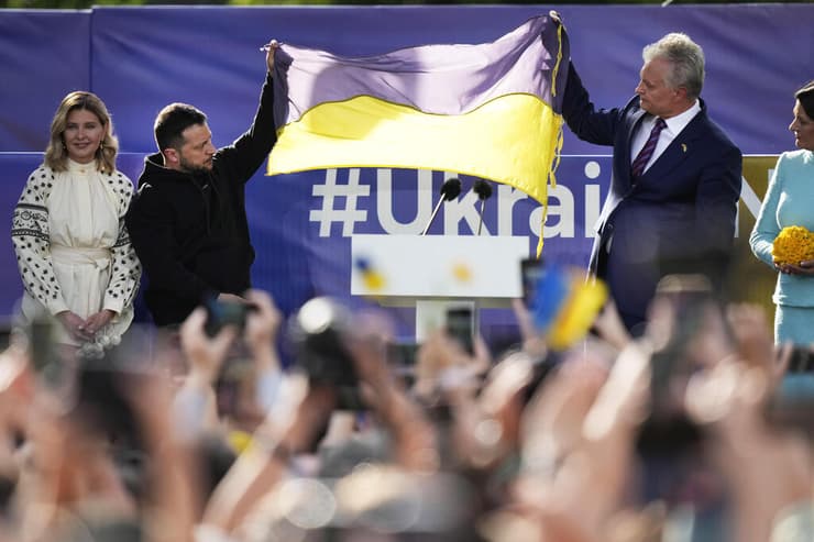נשיא אוקראינה ולודימיר זלנסקי באירוע תמיכה בקייב ב וילנה ליטא בצל פסגת נאט"ו