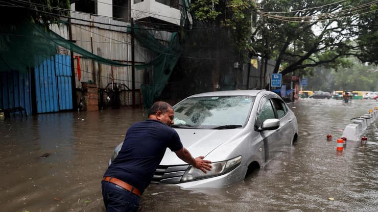 הצפות שיטפונות ב ניו דלהי הודו גשמי מונסון