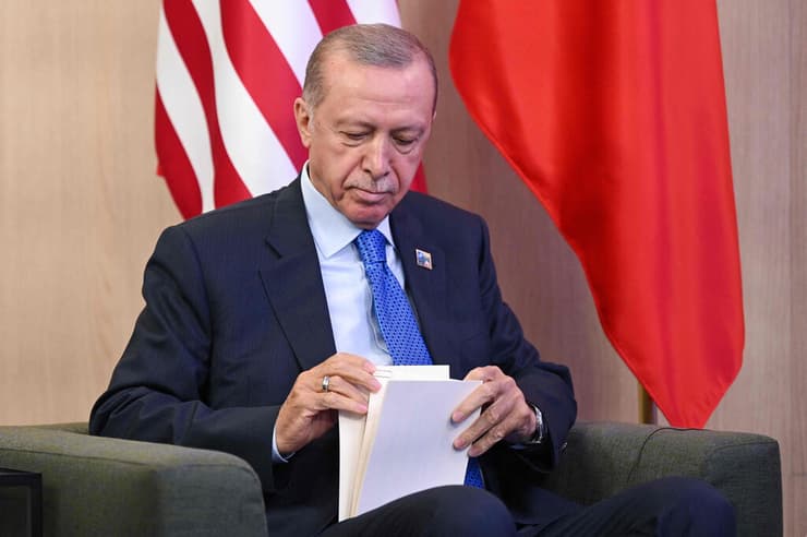 נשיא ארה"ב ג'ו ביידן עם נשיא טורקיה רג'פ טאיפ ארדואן פסגת נאט"ו ב ליטא