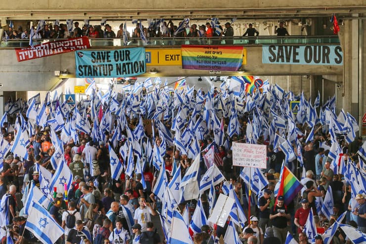 מפגינים ומפגינות בנתב"ג