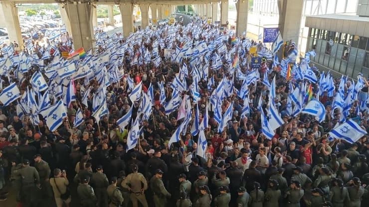 הפגנה נגד ההפיכה המשטרית בנתב"ג, אתמול