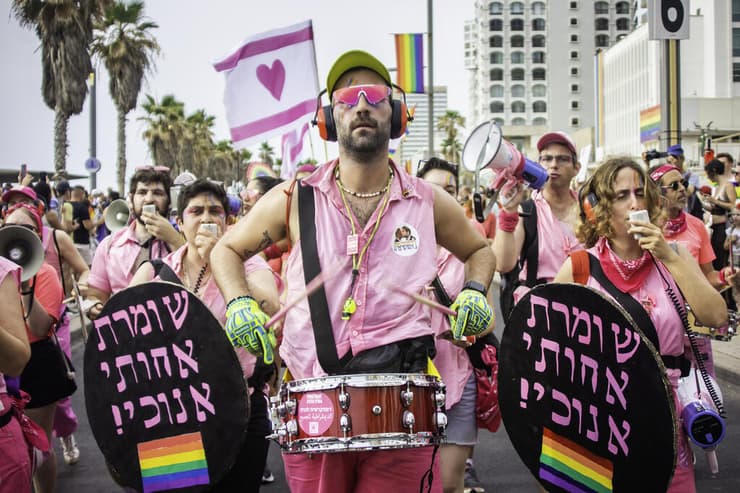 יניב סגל מוביל את "החזית הורודה" במצעד הגאווה בתל אביב
