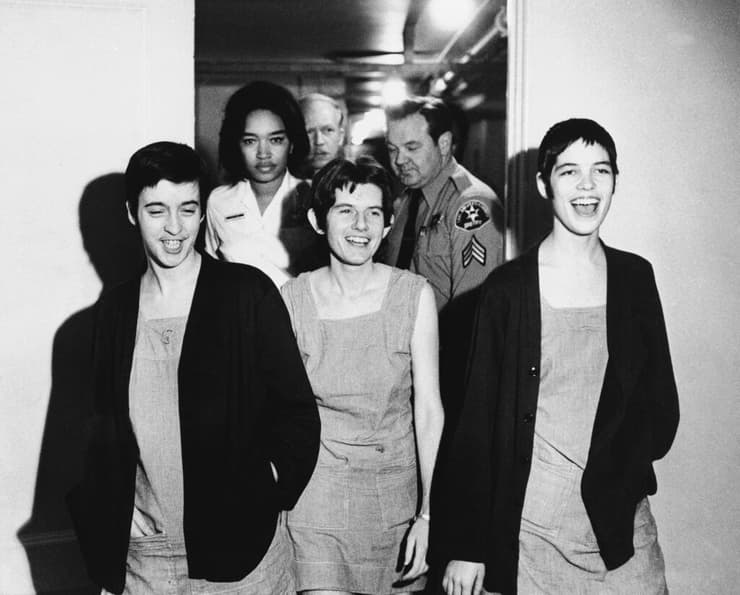 ארה"ב הרוצחת לזלי ואן האוטן ושתיים מחברות הכת האחרות של צ'רלס צ'ארלס מנסון 1971 צוחקות בדרך לבית המשפט
