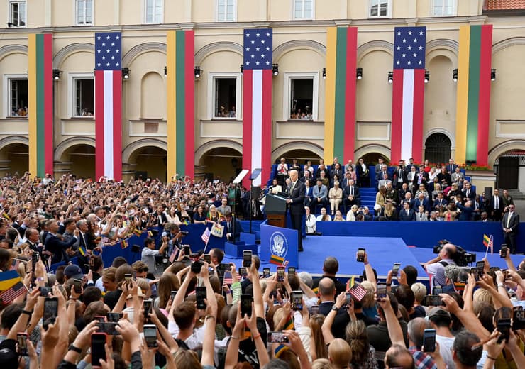 נשיא ארה"ב ג'ו ביידן נואם לאלפים ב ווילה ליטא בתום פסגת נאט"ו 12 ביולי