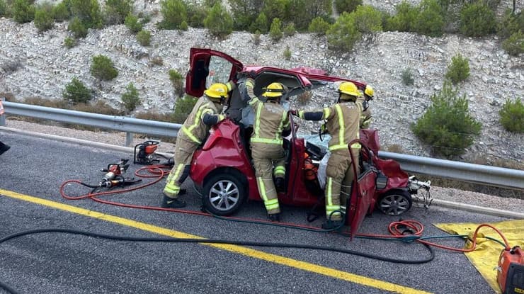 תאונת דרכים בין אוטובוס לרכב פרטי בכביש 89 סמוך לצפת