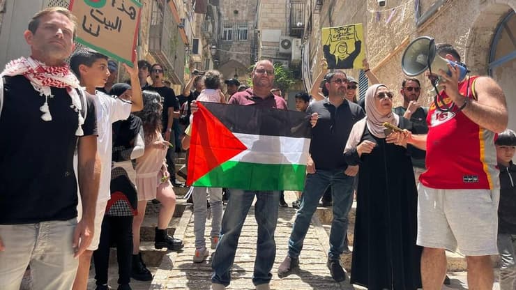 עופר כסיף ונורה סוב לבן בעיר העתיקה בירושלים