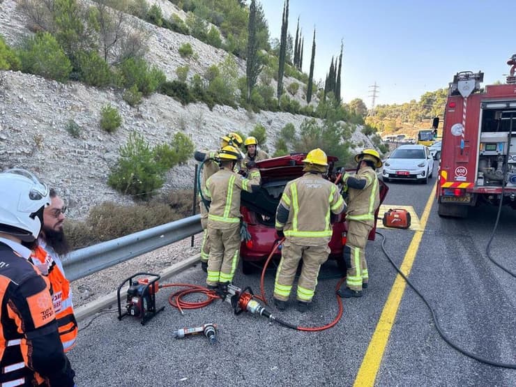 תאונת דרכים בין אוטובוס לרכב פרטי בכביש 89 סמוך לצפת