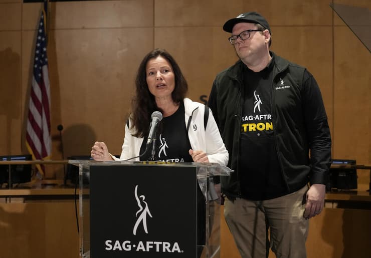 פראן דרשר ודנקן קראבטרי-איירלנד במסיבת העיתונאים של SAG-AFTRA