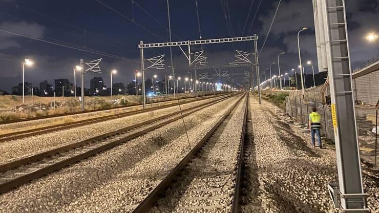 כבל החשמל משוחרר בין תחנת תל אביב להרצליה, שבוע שעבר
 