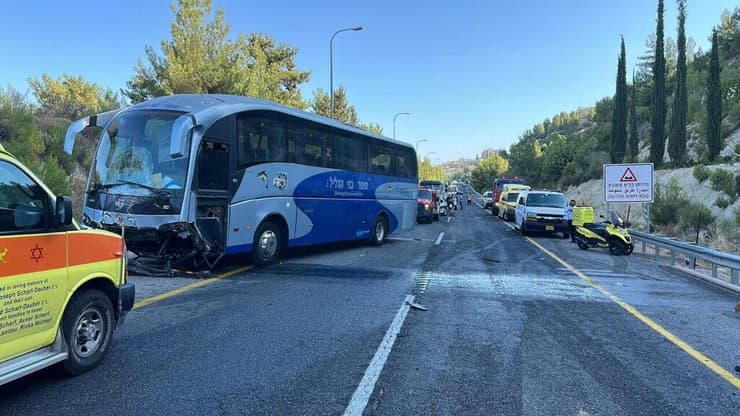 תאונת דרכים בין אוטובוס לרכב פרטי בכביש 89 סמוך לצפת