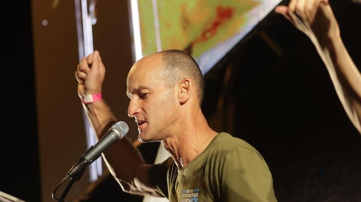 סא"ל במילואים רון שרף בהפגנה נגד המהפכה המשפטית בתל אביב