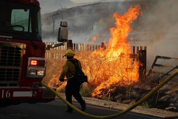 ארה"ב גל חום כבאים מטפלים ב שריפה ב קליפורניה