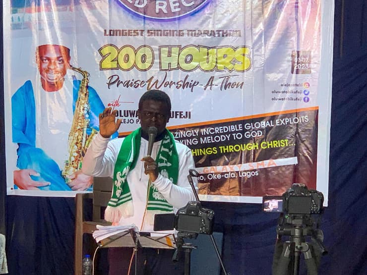 ניגריה זמר גוספל מנסה לשבור שיא גינס לשיר 200 שעות רצוף טירוף שבירת שיאים במדינה