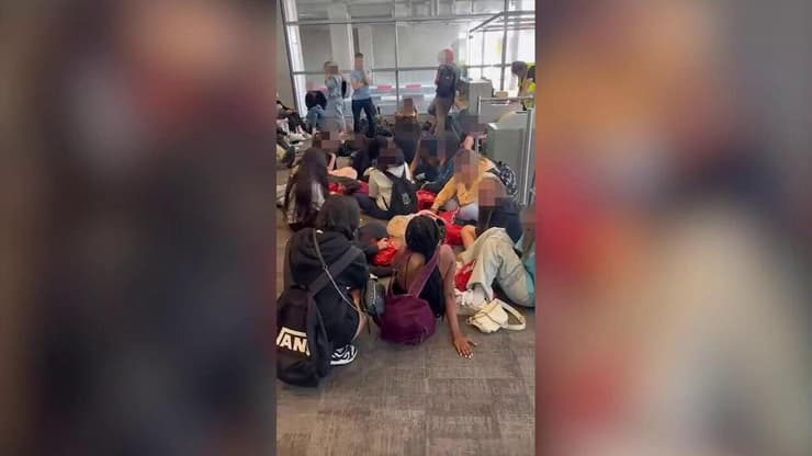 "הם לא ידעו שההתנהגות שלהם לא מקובלת" - נוסעים הורדו מטיסה לברצלונה בגלל התפרעות של נערים במטוס