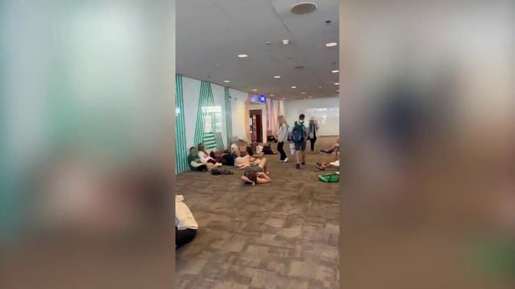 "הם לא ידעו שההתנהגות שלהם לא מקובלת" - נוסעים הורדו מטיסה לברצלונה בגלל התפרעות של נערים במטוס