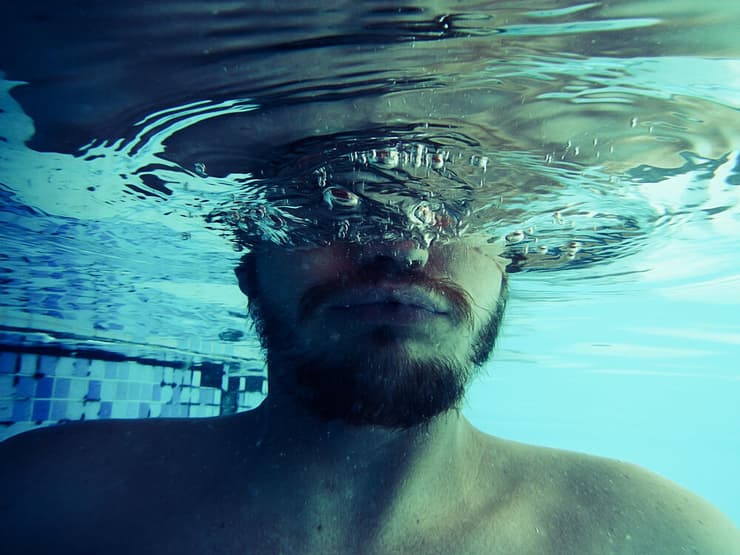 גבר נושם מתחת למים