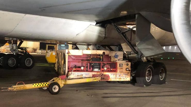 מטוס מטען מסוג בואינג 747 עלה על רכב שגרר אותו ברחבת המטענים