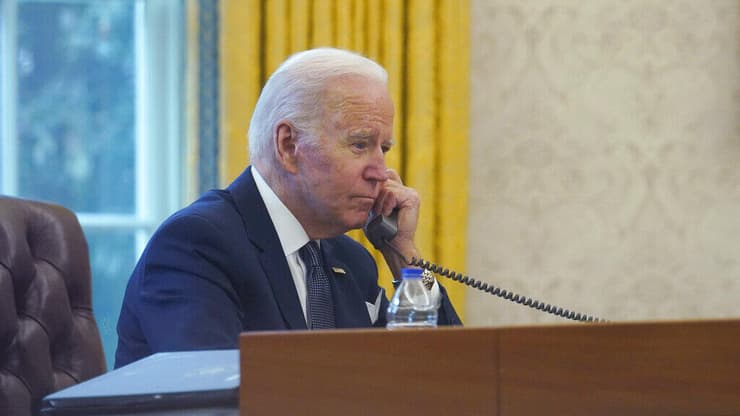    ארכיון 2001 נשיא ארה"ב ג'ו ביידן מדבר בטלפון עם נשיא אוקראינה וולודימיר זלנסקי