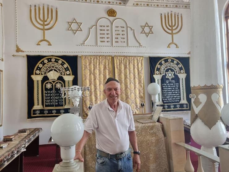 "אני אשאר פה עד יום מותי". ברהם יצחקוב, ראש הקהילה היהודית בבוכרה בבית הכנסת העתיק