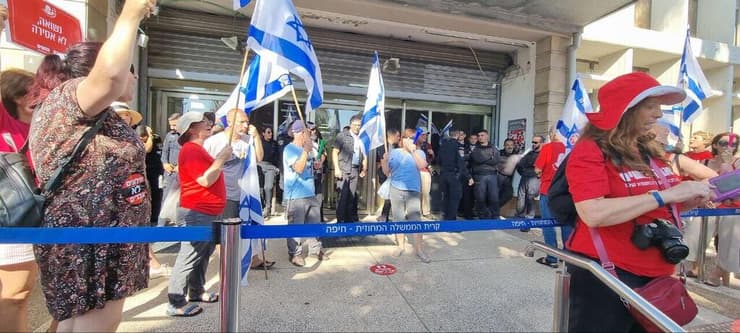  מחאה מול בית הדין הרבני האזורי בחיפה