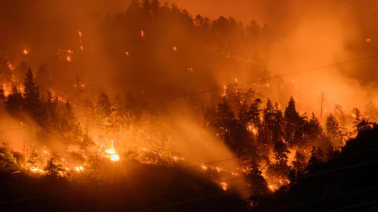 אירופה גל חום שווייץ שריפה ב אלפים