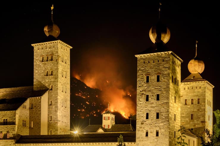 אירופה גל חום שווייץ שריפה ב אלפים