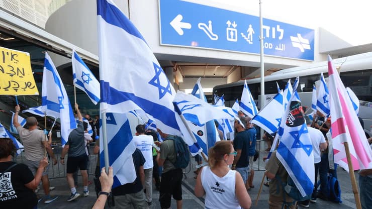 הפגנה נגד ההמהפכה המשפטית בתחנת הרכבת בלוד (צילום: שאול גולן) הפגנה נגד ההמהפכה המשפטית בתחנת הרכבת בלוד