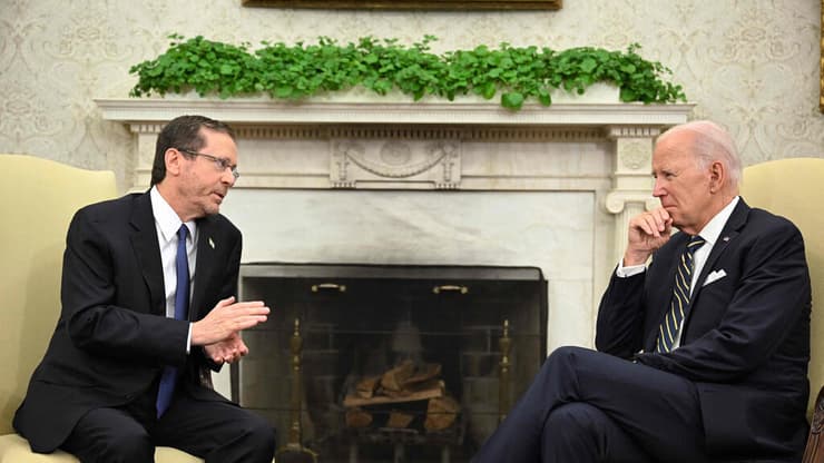 ארכיון. ביידן והרצוג בבית הלבן (צילום: Mandel NGAN / AFP) ביידן והרצוג בבית הלבן