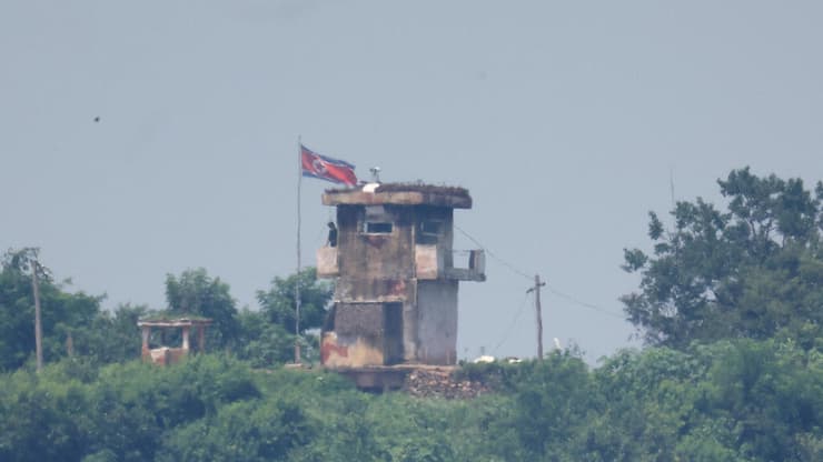 דרום קוריאה מבט לעבר עמדה צבאית של צפון קוריאה מעבר לגבול