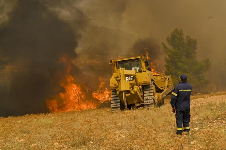 שריפה שריפת יער באזור אתונה יוון גל חום