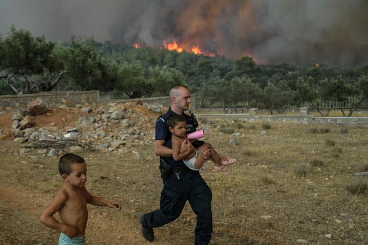 פינוי ממוקד שריפה שריפת יער אזור אתונה יוון
