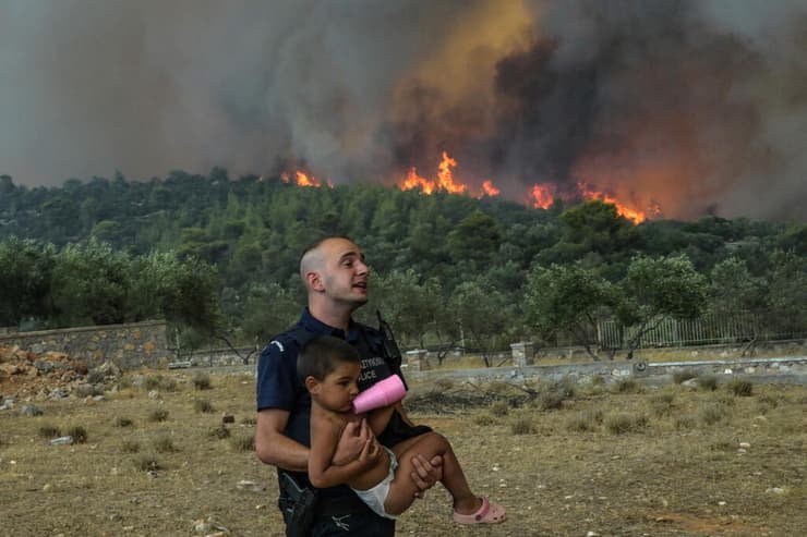 פינוי ממוקד שריפה שריפת יער אזור אתונה יוון