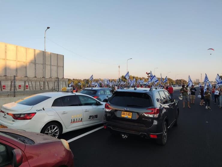 מפגינים ומפגינות בכביש החוף במחלף ינאי