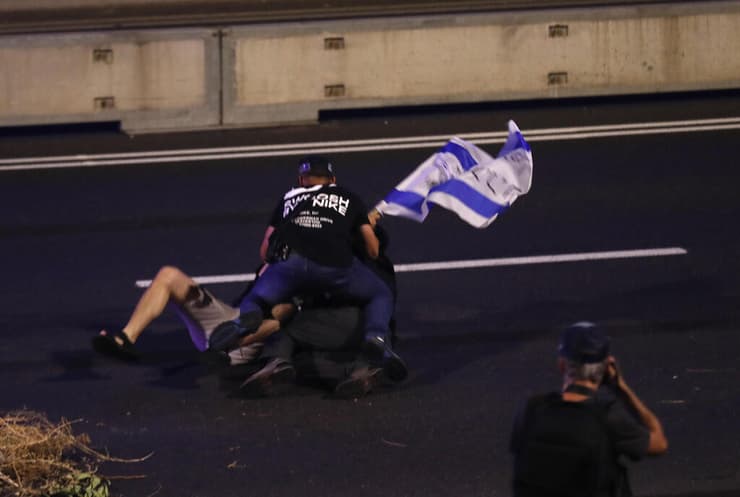 מפגין נעצר בכביש איילון, תל אביב