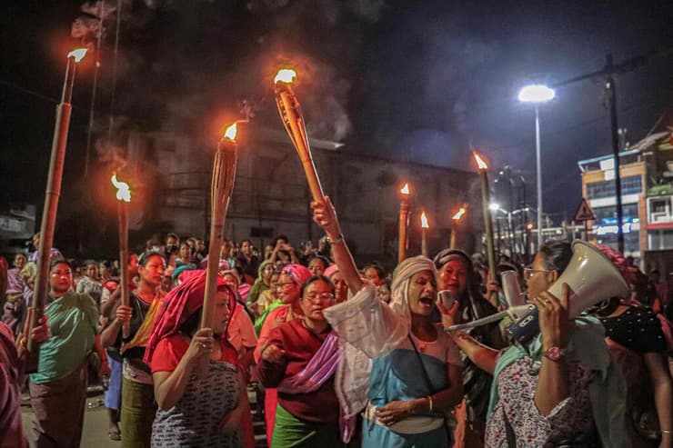 הודו נשים מפגינות בדרישה להשיב את הסדר ל מדינת המחוז מניפור מהומות