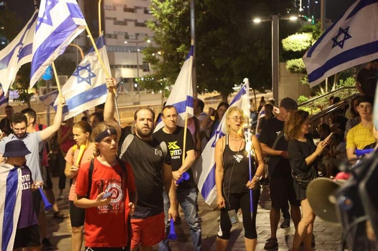 מפגינים ומפגינות בתל אביב