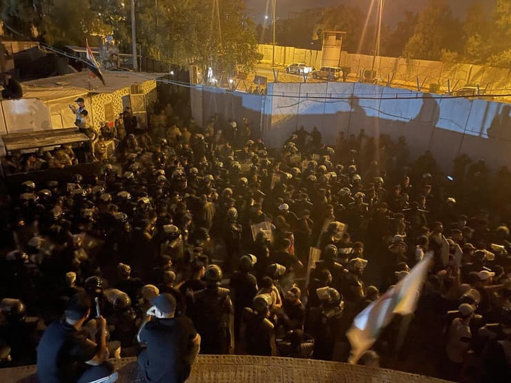 עיראק מפגינים ליד שגרירות שבדיה לפני ה פריצה מחאה על שריפת קוראן