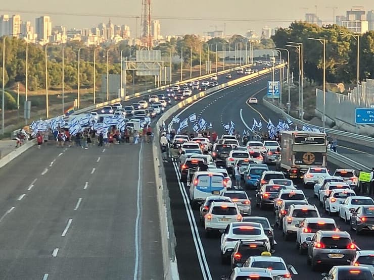 החסימה במחלף בית ינאי כביש החוף. הכביש נפתח בהמשך לכיוון דרום מפגינים ומפגינות בכביש החוף במחלף ינאי
