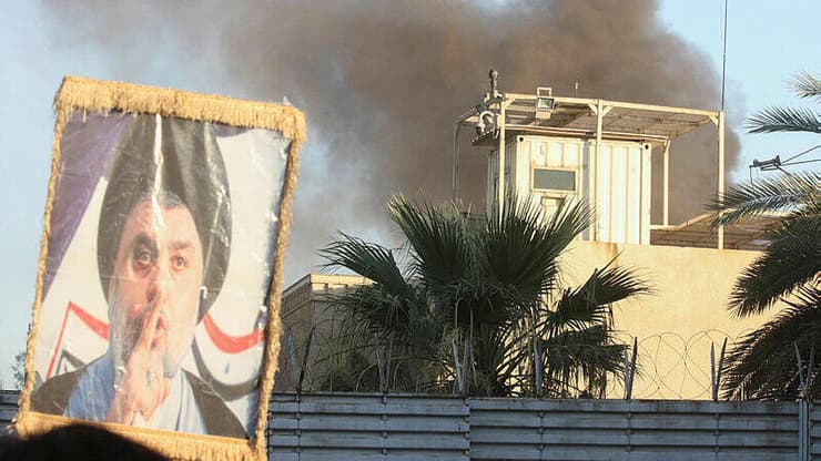 מפגינים הציתו את שגרירות שבדיה בבגדד