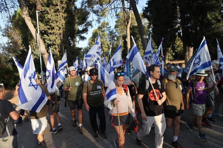 צעדת המחאה נגד המהפכה המשפטית יוצאת מלטרון לירושלים