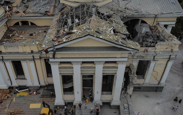 הנזק שנגרם לקתדרלה הגדולה באודסה. "בעזרת האל נשקם אותה" 