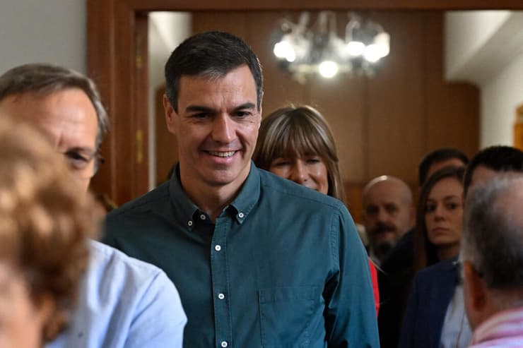 ספרד בחירות כלליות מצביעים ב קלפי ב מדריד ראש הממשלה פדרו סנצ'ס בחולצה ירוקה עומד בתור