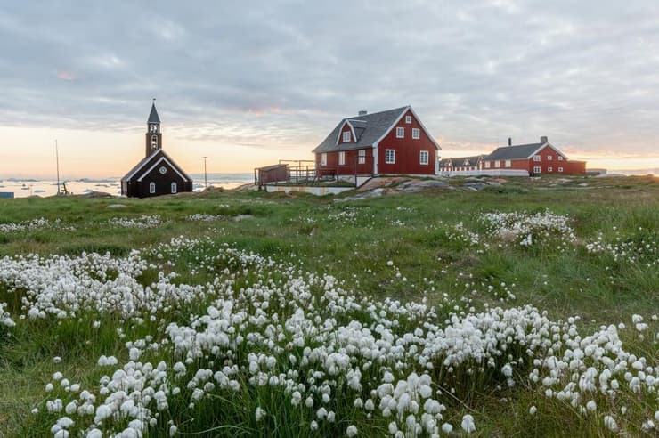 כנסיית ציון ובתים בגרינלנד, בשטח ירוק ללא קרחונים